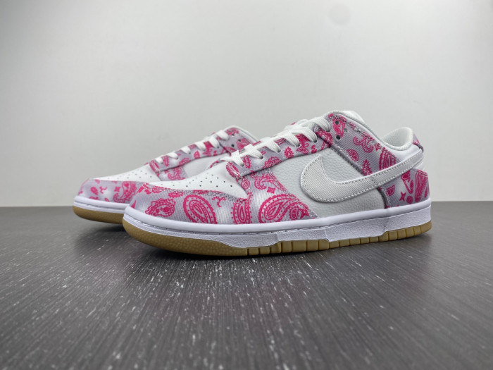 Nike SB Dunk Low Retro SP pink