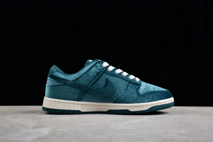 Nike Dunk Low Green Velvet (W) DZ5224-300