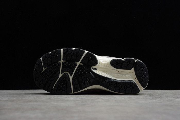 NEW BALANCE SNEAKER 002