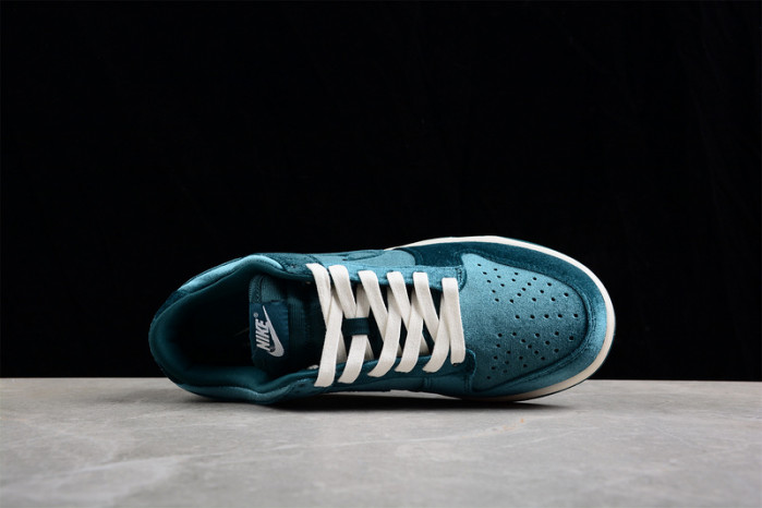 Nike Dunk Low Green Velvet (W) DZ5224-300