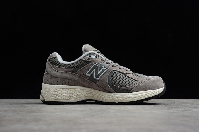 NEW BALANCE SNEAKER 002