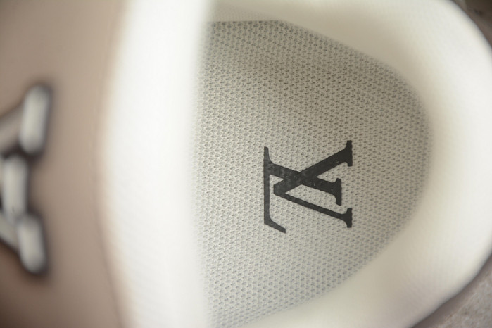 LV TRAINER SNEAKER LV-000549