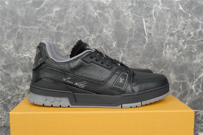 LV SNEAKER LV-000228