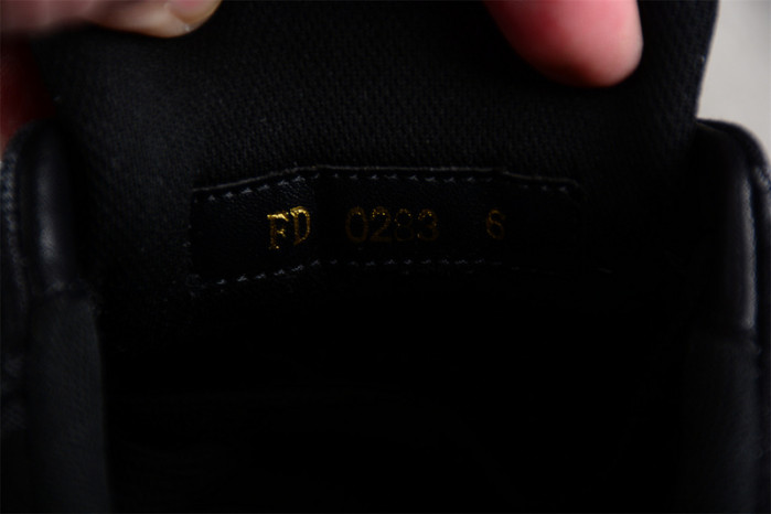 LV TRAINER SNEAKER LV-000548