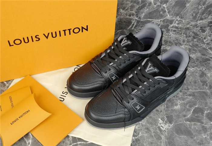 LV SNEAKER LV-000228