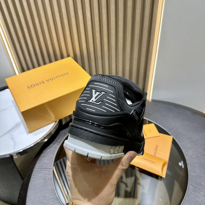 LV TRAINER SNEAKER LV-000578
