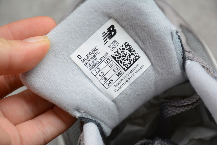 NEW BALANCE SNEAKER 002