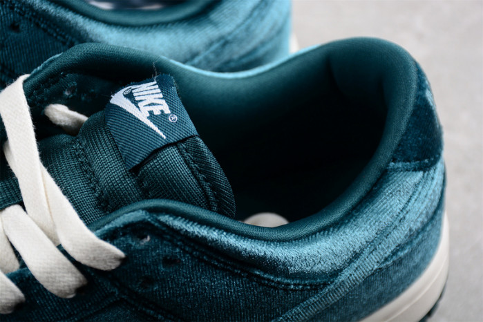 Nike Dunk Low Green Velvet (W) DZ5224-300