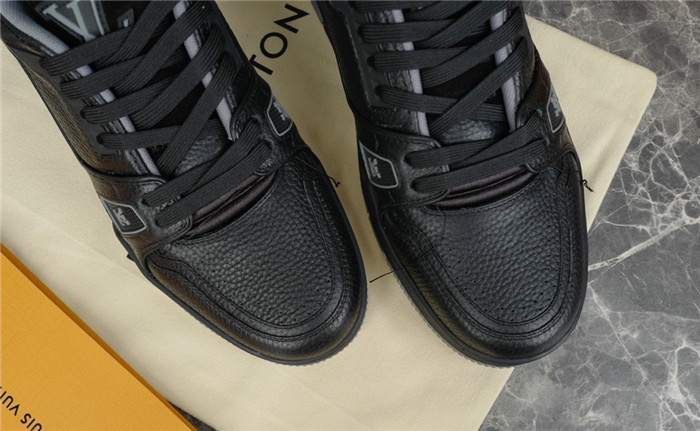 LV SNEAKER LV-000228