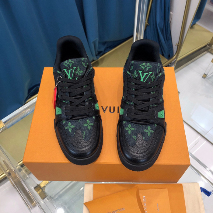 LV SNEAKER LV-000326