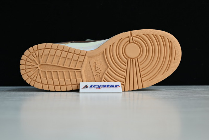 Dunk Low SE "Free .99"