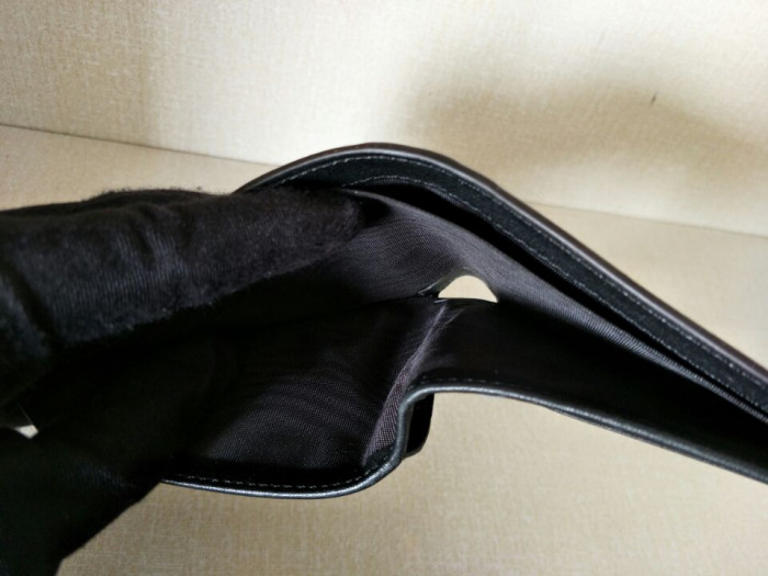 G*u*i with plaid bee wallet